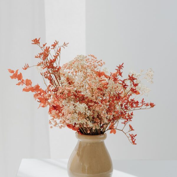 Encuentra inspiración para decorar tu hogar, eventos o bodas con nuestras creativas ideas de arreglos florales preservados. ¡Transforma cualquier espacio con la belleza eterna de las flores preservadas!