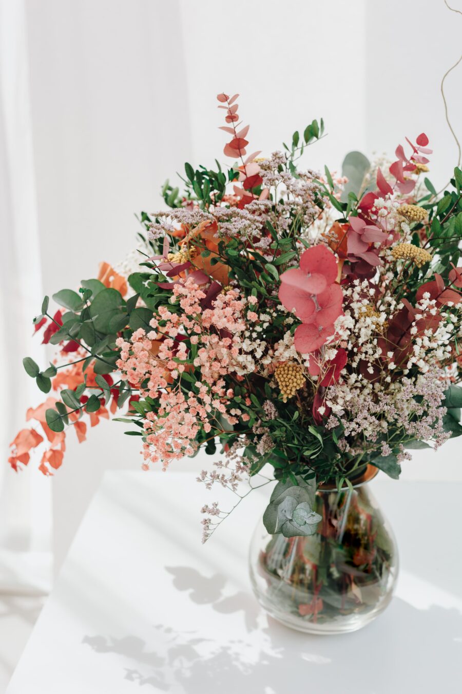 Haz tu pedido de flores preservadas hoy mismo y disfruta de la conveniencia de recibir tus arreglos florales directamente en tu hogar. ¡Añade un toque de frescura y belleza a cualquier espacio con nuestras flores preservadas