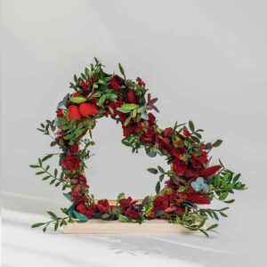 Corazón de flores preservadas realizado en madera con rosas rojas preservadas