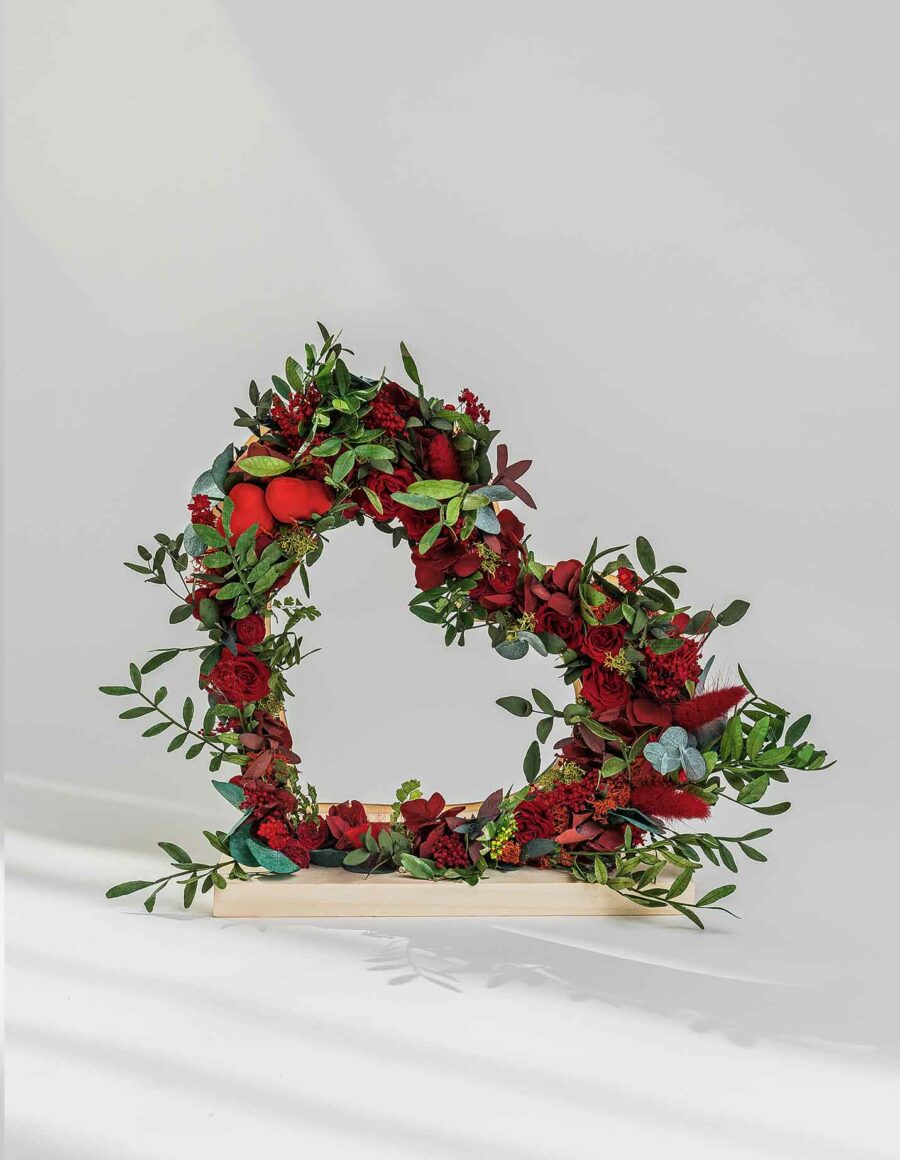 Corazón de flores preservadas realizado en madera con rosas rojas preservadas