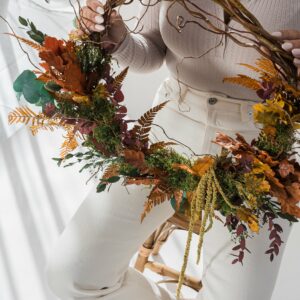 Corona de flores preservadas realizada con ramas de salix para hacer la estructura de la misma. Creación amaranthus, en tonos marrones, ocres y mostazas.