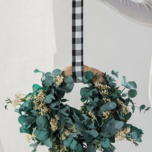 Corona Toscana de flores preservadas compuesta por eucalipto y gypsophila preservada es ideal para decorar todo el año.