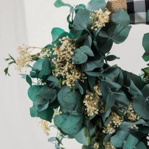 Corona Toscana de flores preservadas compuesta por eucalipto y gypsophila preservada es ideal para decorar todo el año.