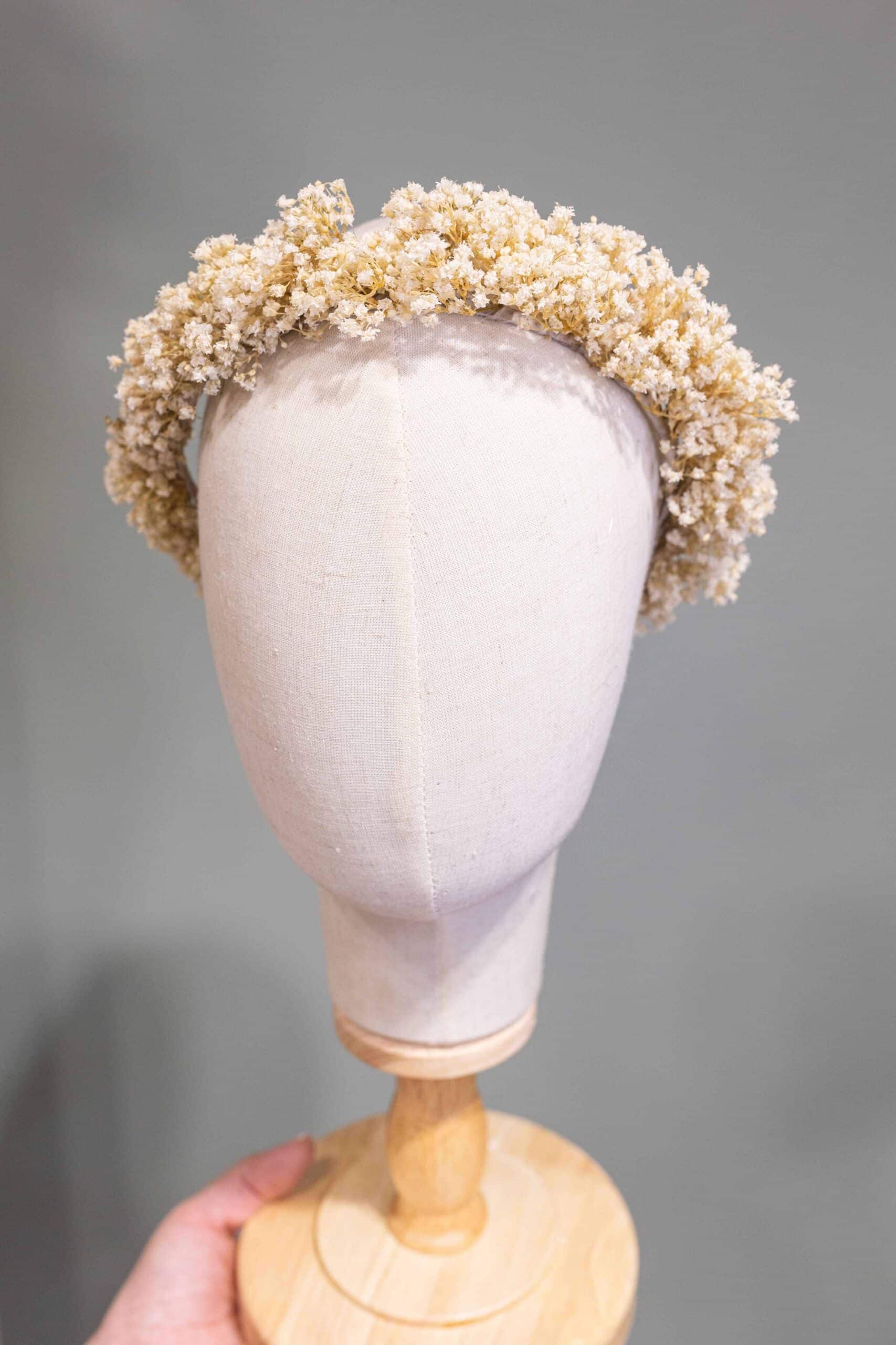 Descubre la elegancia de las diademas con flores preservadas. Encuentra inspiración y consejos para lucir lo natural en tu cabello.