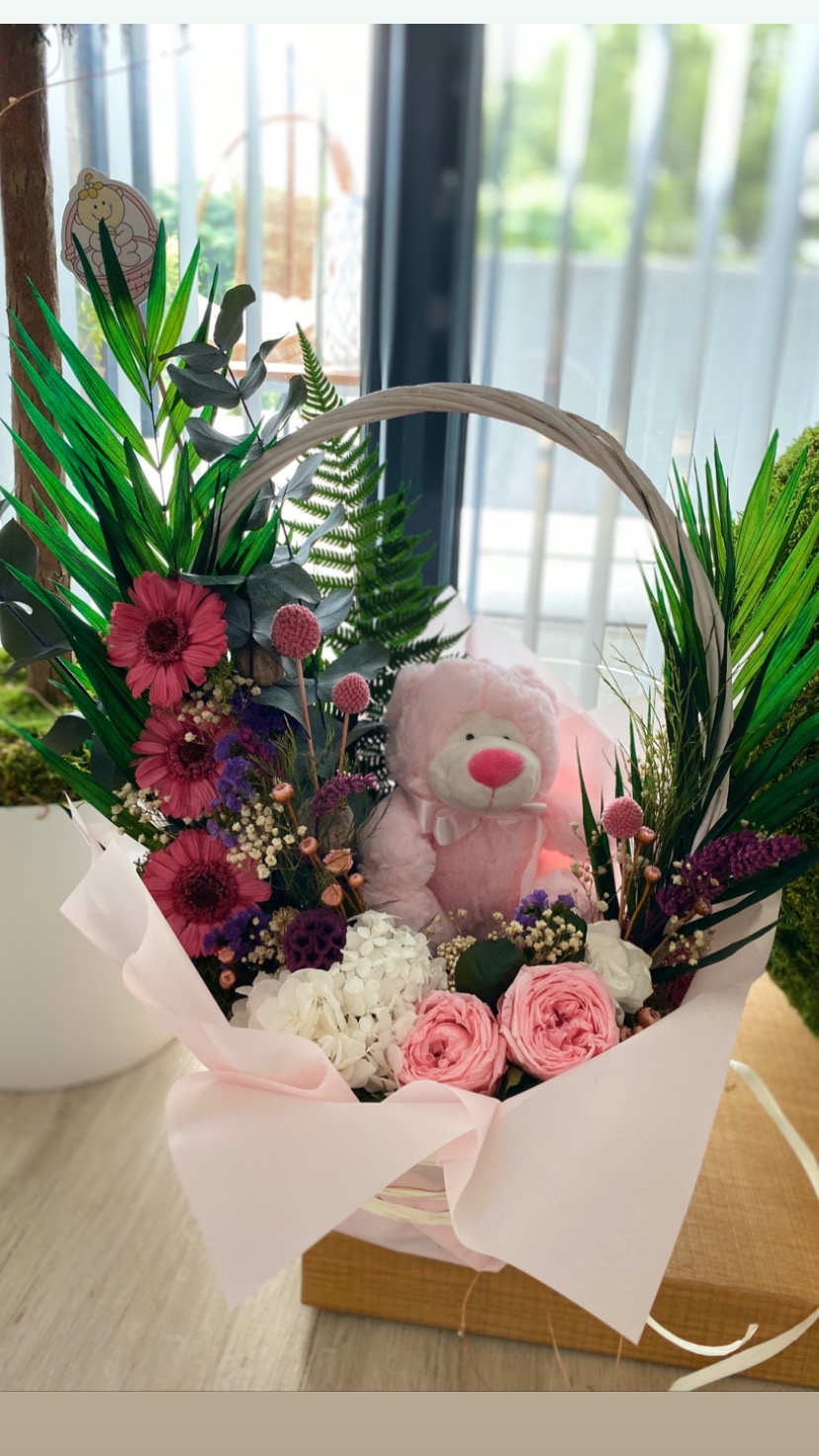 cesta de nacimiento con flores preservadas