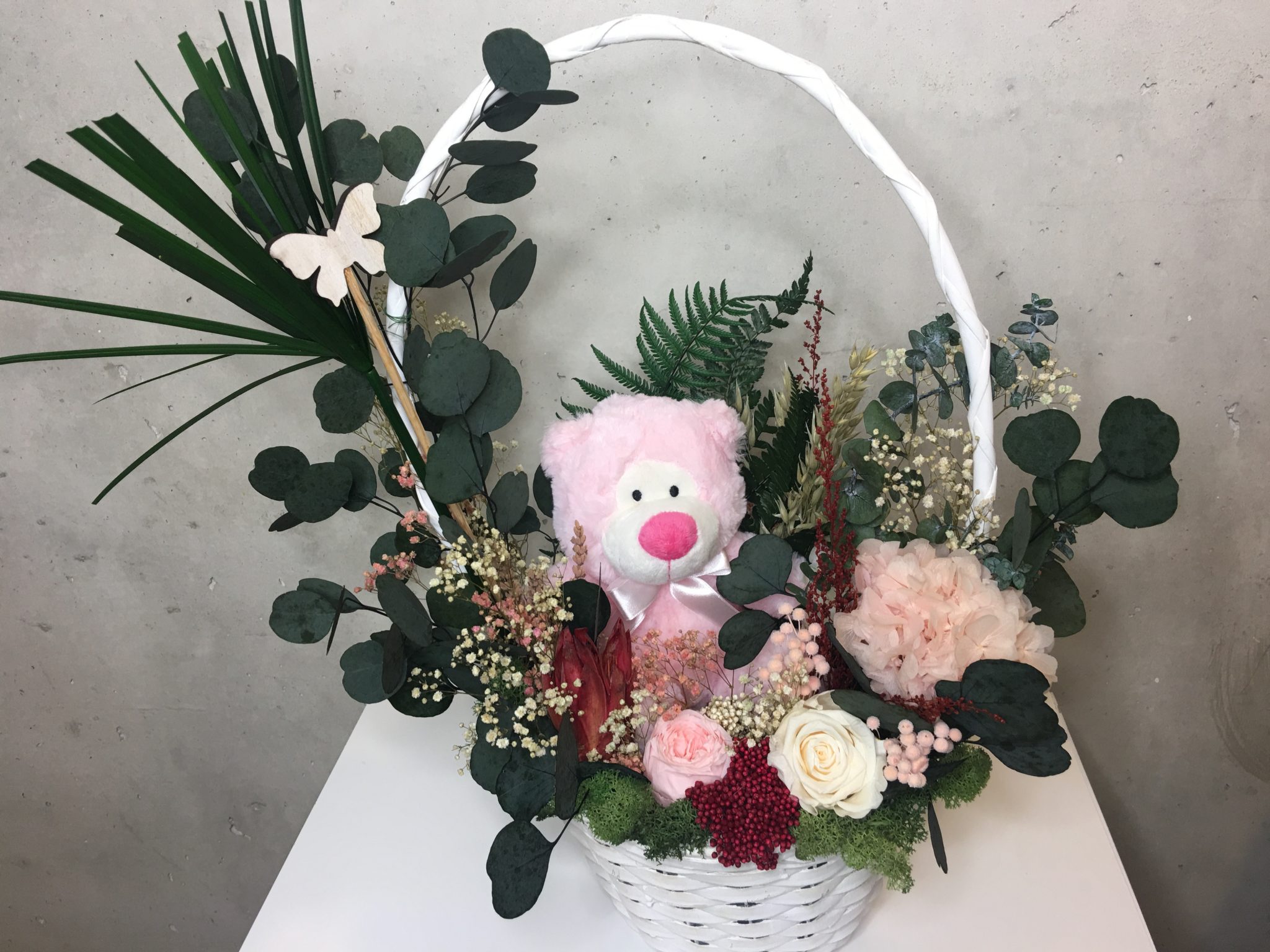 cesta de nacimiento con flores