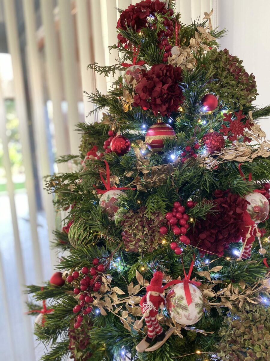 árbol de navidad con hortensia preservada