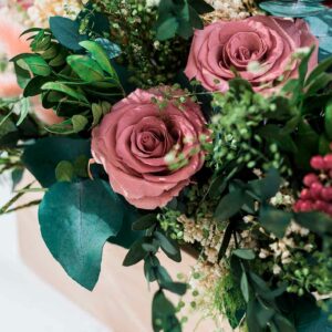 Preciosa cajita de madera con variedad de flores preservadas y como protagonista la rosa de color rosa. Sorprende a tu pareja con flores preservadas.