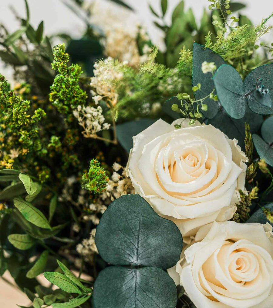 Preciosa cajita de madera con variedad de flores preservadas y como protagonista la rosa blanca. Enamórate de nuestras composiciones.