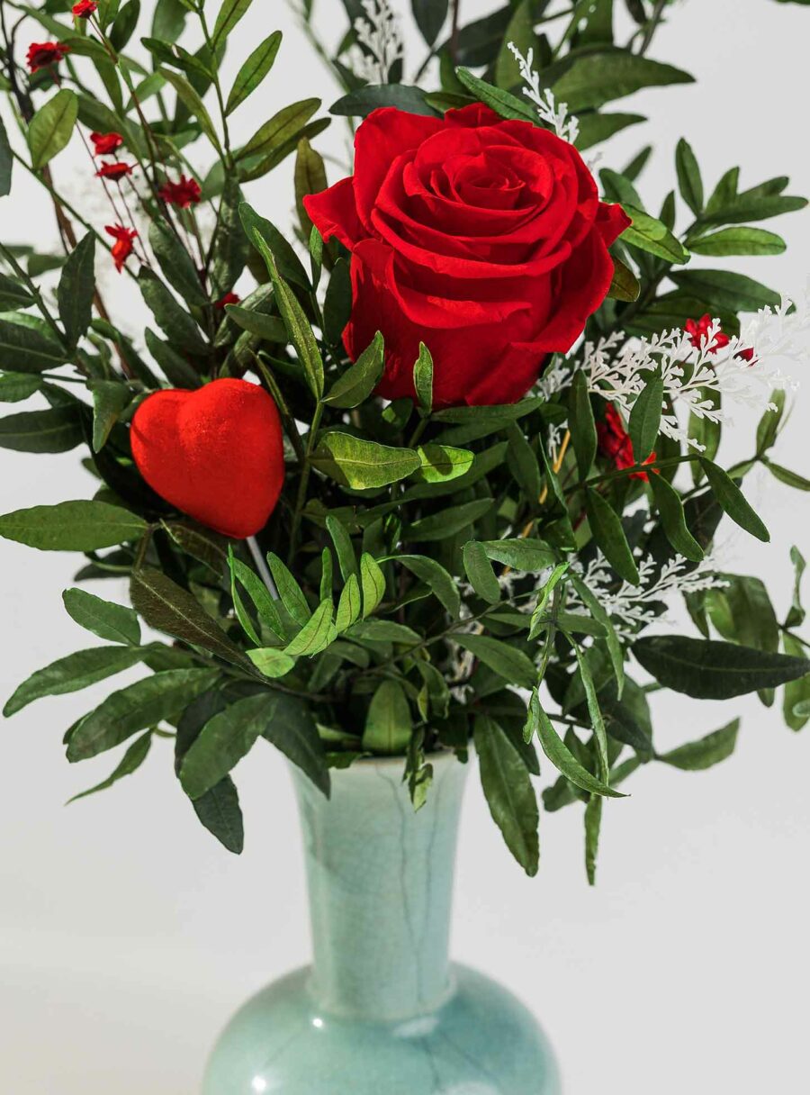 Preciosa cajita de madera con variedad de flores preservadas y como protagonista la rosa roja.