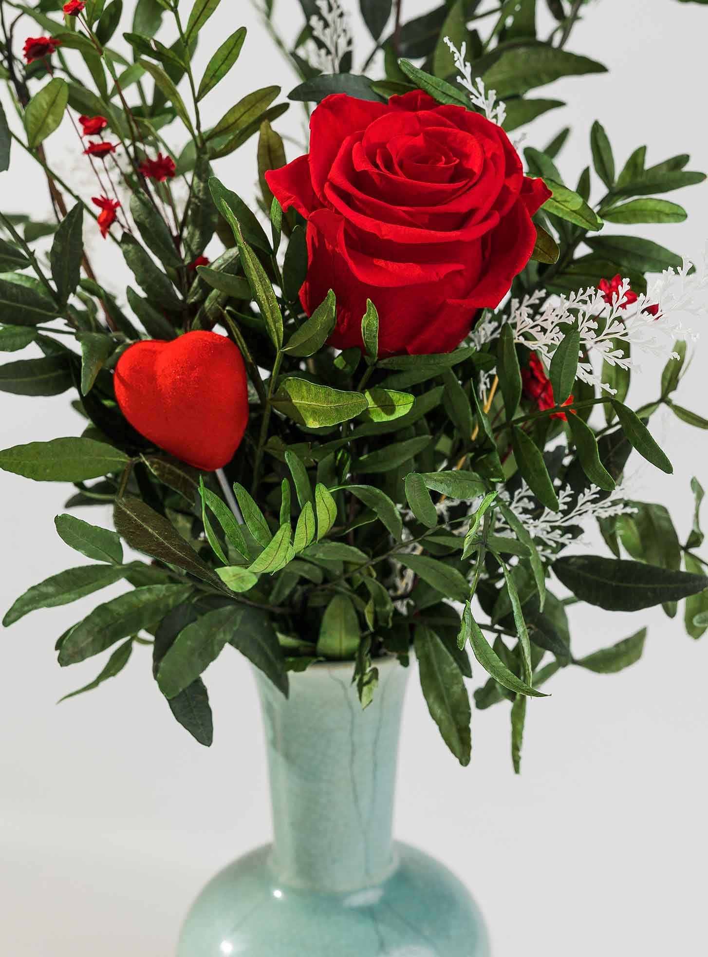 Preciosa cajita de madera con variedad de flores preservadas y como protagonista la rosa roja.