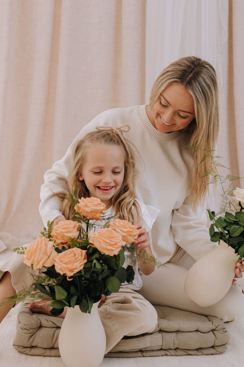 Encuentra inspiración para sorprender a mamá en su día especial con nuestros encantadores regalos de flores preservadas. ¡Hazla sentir amada y apreciada con un regalo que perdurará en el tiempo!
