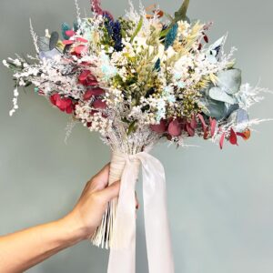 Descubre dónde comprar ramos de flores preservadas de novia que harán tu día especial aún más hermoso.