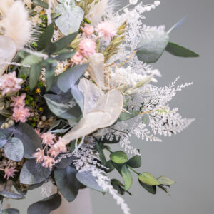 Aprende el simbolismo de las flores en tu ramo de novia de flores preservadas.
