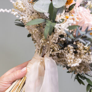 Aprende el simbolismo de las flores en tu ramo de novia de flores preservadas.