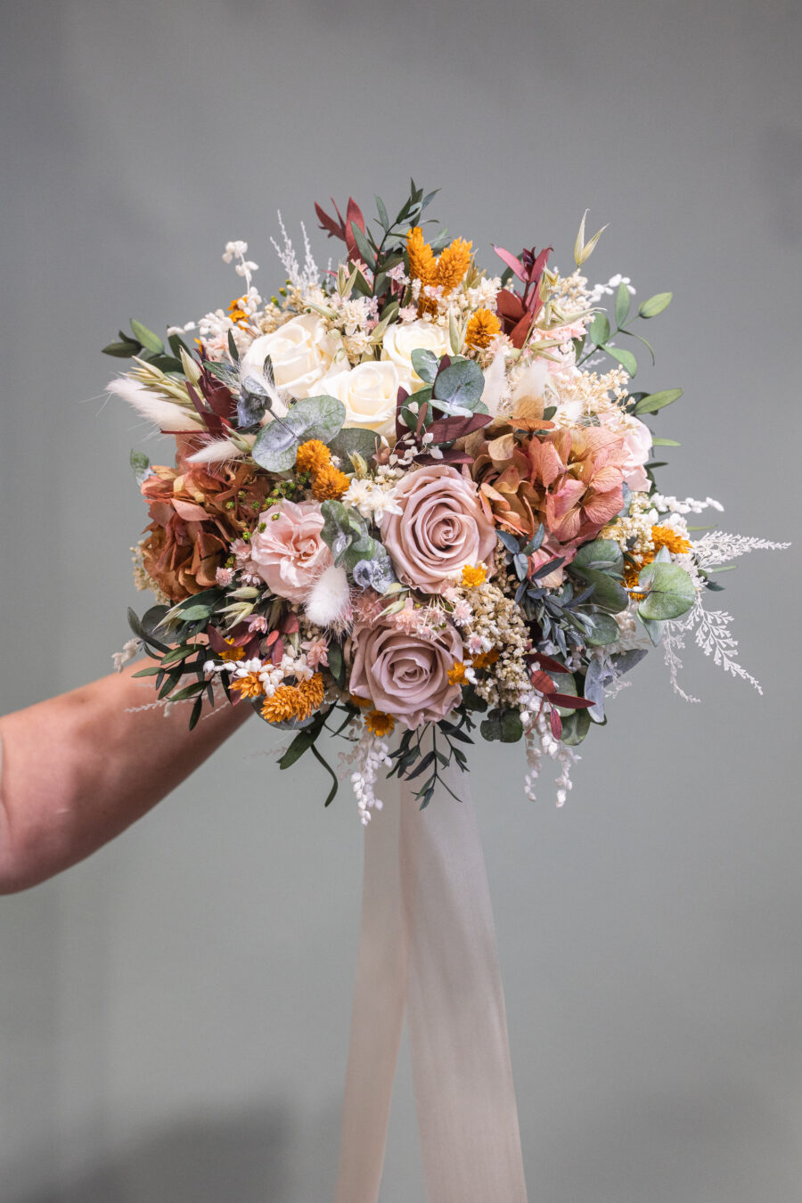 Descubre la belleza y durabilidad de los ramos de novia con flores preservadas.