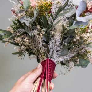 Aprende sobre la durabilidad y belleza de las flores preservadas en ramos de novia.