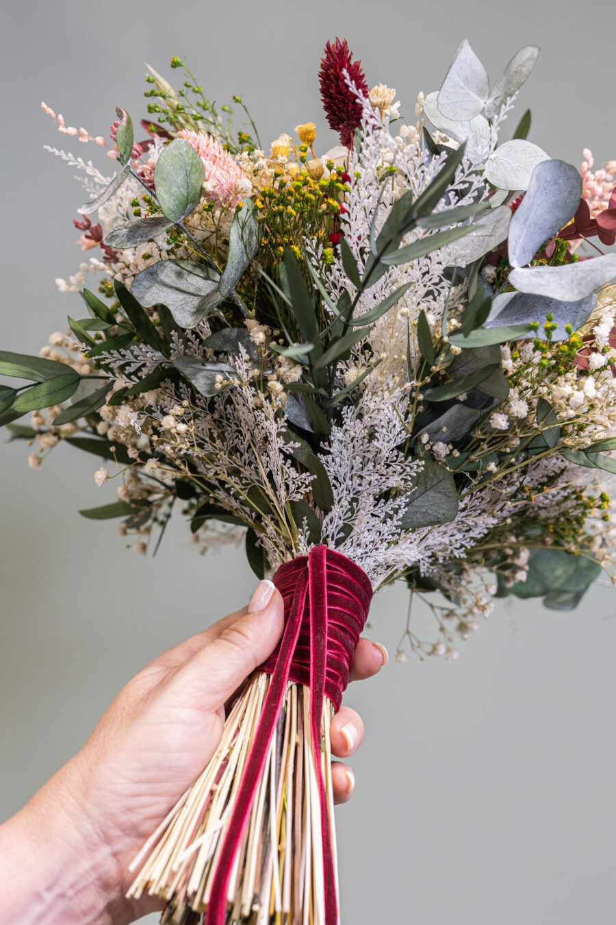 Aprende sobre la durabilidad y belleza de las flores preservadas en ramos de novia.