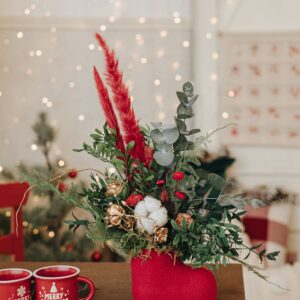 Bota navidad flores preservadas decoración.Inspírate con ideas creativas y consejos para incorporar flores preservadas en tu decoración navideña. ¡Haz que este diciembre sea único!