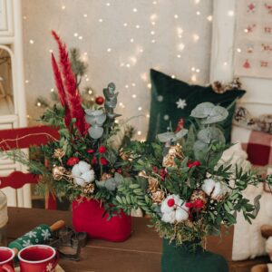 Botas roja y verde navidad flores preservadas decoración.Inspírate con ideas creativas y consejos para incorporar flores preservadas en tu decoración navideña. ¡Haz que este diciembre sea único!