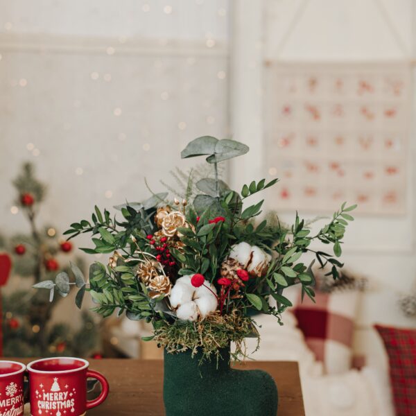Bota verde navidad flores preservadas decoración.Inspírate con ideas creativas y consejos para incorporar flores preservadas en tu decoración navideña. ¡Haz que este diciembre sea único!