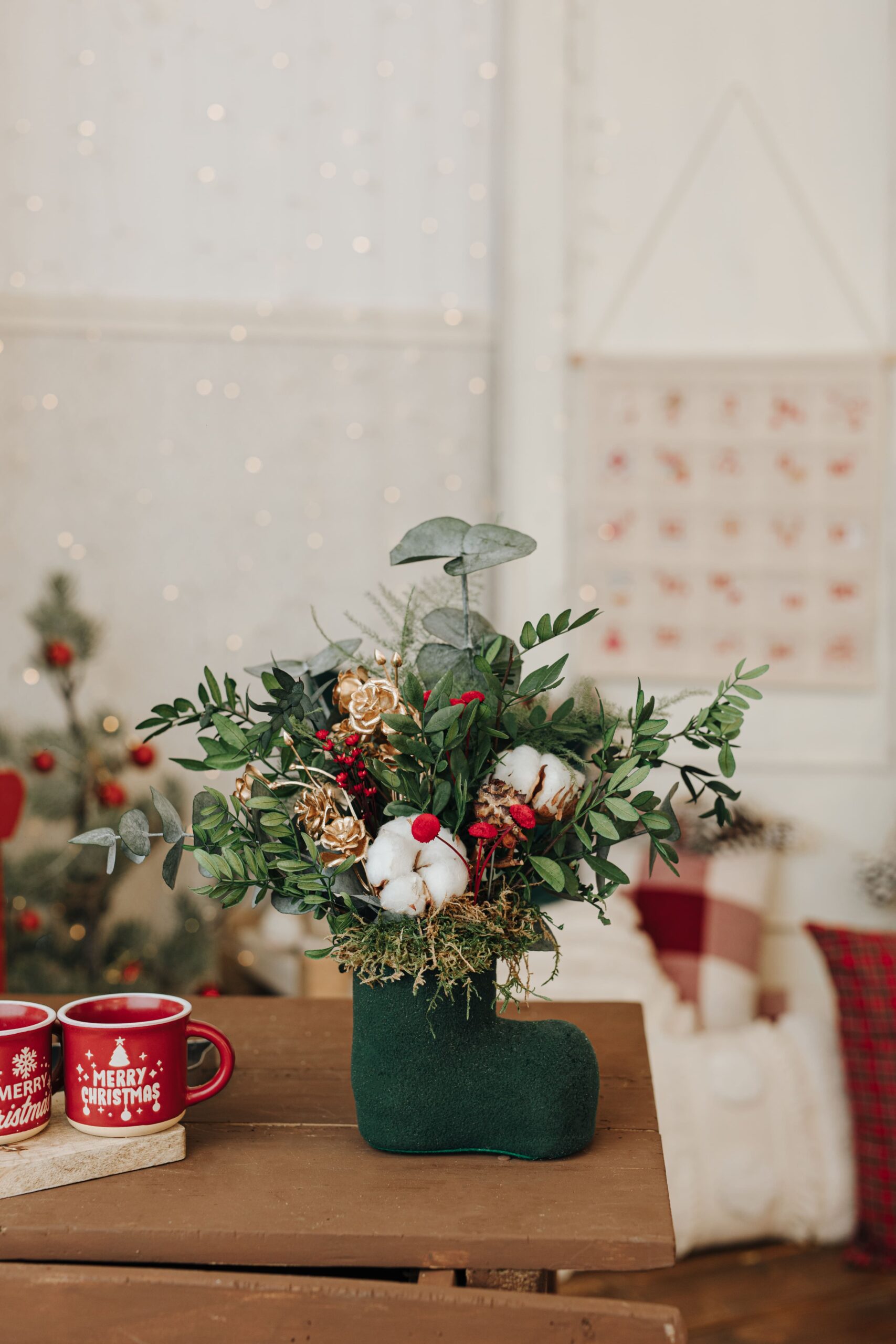 Bota verde navidad flores preservadas decoración.Inspírate con ideas creativas y consejos para incorporar flores preservadas en tu decoración navideña. ¡Haz que este diciembre sea único!