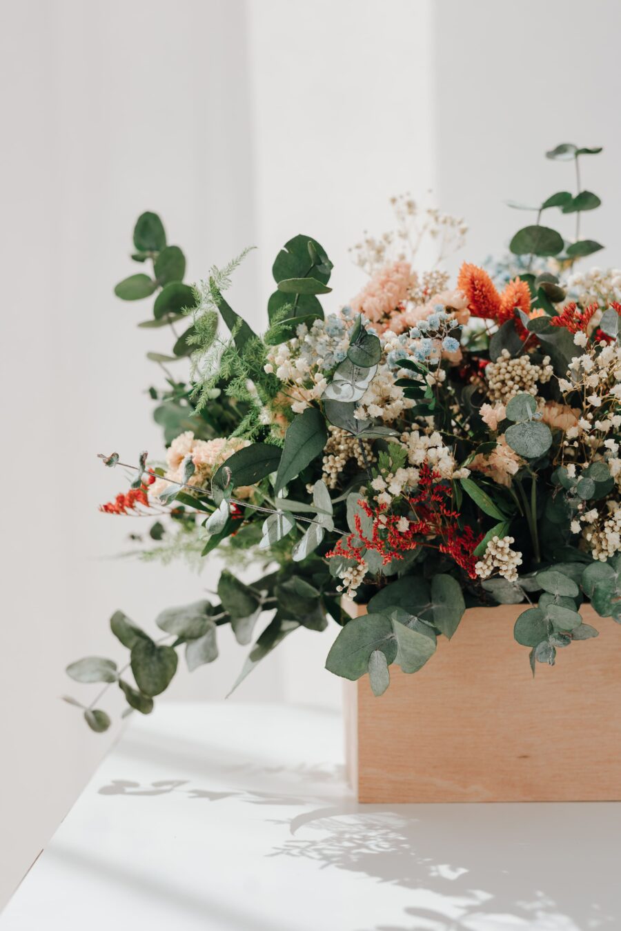 Haz tu pedido de flores preservadas hoy mismo y disfruta de la conveniencia de recibir tus arreglos florales directamente en tu hogar. ¡Añade un toque de frescura y belleza a cualquier espacio con nuestras flores preservadas