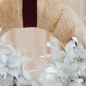 Descubre las mejores opciones de coronas de flores preservadas blancas.