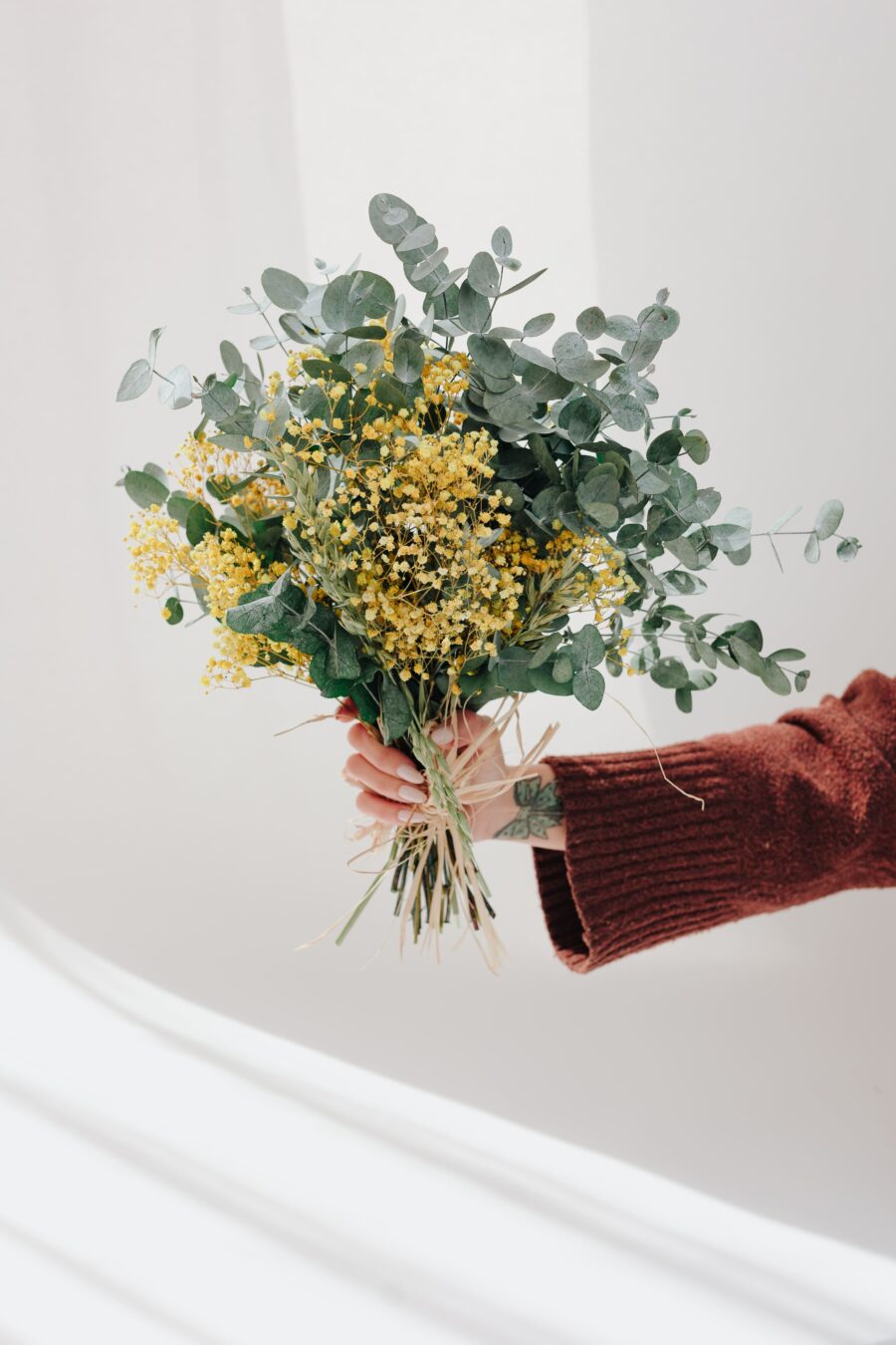 Haz tu pedido de flores preservadas hoy mismo y disfruta de la conveniencia de recibir tus arreglos florales directamente en tu hogar. ¡Añade un toque de frescura y belleza a cualquier espacio con nuestras flores preservadas!